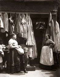 Une boutique de vieux vêtements, Seven Dials, de 